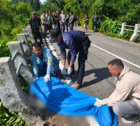 Petugas mengevakuasi korban kecelakaan tunggal di Nanga Mahap, Sekadau, setelah pengendara motor terpisah dari rombongan dan ditemukan meninggal dunia.
