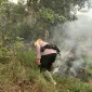 Personel Satgas Aman Nusa II menggunakan aplikasi Lancang Kuning untuk memantau hotspot karhutla di Kalimantan Barat. (Foto: Hms-Polda Kalbar)