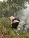 Personel Satgas Aman Nusa II menggunakan aplikasi Lancang Kuning untuk memantau hotspot karhutla di Kalimantan Barat. (Foto: Hms-Polda Kalbar)