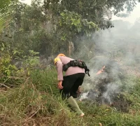 Personel Satgas Aman Nusa II menggunakan aplikasi Lancang Kuning untuk memantau hotspot karhutla di Kalimantan Barat. (Foto: Hms-Polda Kalbar)