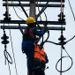 Ilustrasi - Petugas PLN memeriksa jaringan listrik saat pemadaman bergilir di wilayah Sungai Raya, Kubu Raya.