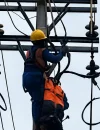 Ilustrasi - Petugas PLN memeriksa jaringan listrik saat pemadaman bergilir di wilayah Sungai Raya, Kubu Raya.