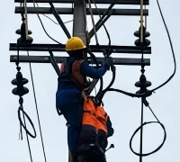 Ilustrasi - Petugas PLN memeriksa jaringan listrik saat pemadaman bergilir di wilayah Sungai Raya, Kubu Raya.