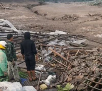Kemenko PMK mengoordinasikan penanganan darurat longsor Pasirlangu Bandung Barat. (Foto: Humas KemenkoPMK)