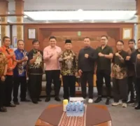 Gubernur Kalimantan Barat Ria Norsan menerima audiensi Panglima Jilah dan perwakilan kepala sekolah dari Kabupaten Landak dan Kubu Raya membahas masa jabatan kepala sekolah di wilayah pedalaman.