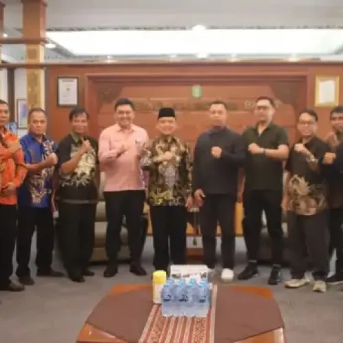 Gubernur Kalimantan Barat Ria Norsan menerima audiensi Panglima Jilah dan perwakilan kepala sekolah dari Kabupaten Landak dan Kubu Raya membahas masa jabatan kepala sekolah di wilayah pedalaman.