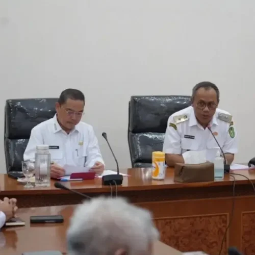 Gubernur Kalbar Ria Norsan bertemu serikat buruh Kalbar dalam Rapat ketenagakerjaan jelang May Day di Kantor Gubernur Kalbar, (29/4/2026).