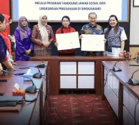 Wali Kota Singkawang Tjhai Chui Mie saat penandatanganan kerja sama penyerahan mesin insinerator untuk pengolahan sampah di Kota Singkawang.