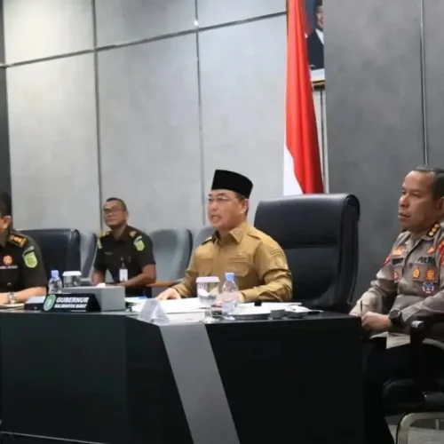 Gubernur Kalbar Ria Norsan mengikuti rapat koordinasi penanganan karhutla secara virtual.
