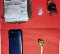 Petugas Tim Labubu dan Unit K9 Bea Cukai Supadio mengamankan barang bukti sabu yang disamarkan dalam bubuk kopi. (tbnewspolreskuburaya.id)