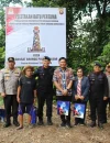 Dansat Brimob Polda Kalbar Kombes Pol Dede Rojudin berfoto bersama usai melakukan peletakan batu pertama Monumen Perjuangan Brimob di Kapuas Hulu.