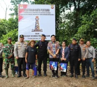 Dansat Brimob Polda Kalbar Kombes Pol Dede Rojudin berfoto bersama usai melakukan peletakan batu pertama Monumen Perjuangan Brimob di Kapuas Hulu.