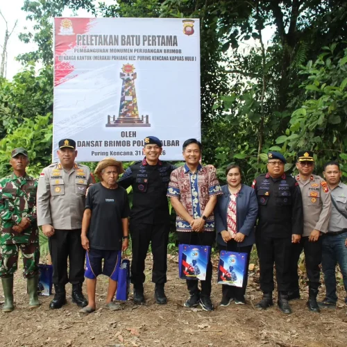 Dansat Brimob Polda Kalbar Kombes Pol Dede Rojudin berfoto bersama usai melakukan peletakan batu pertama Monumen Perjuangan Brimob di Kapuas Hulu.