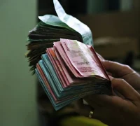 Ilustrasi uang tunai pada penyaluran BLT Kesra 2025 kepada masyarakat. (Foto : unsplash.com/@mufidpwt)