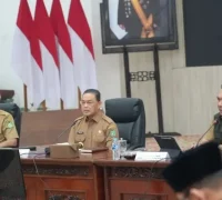 Gubernur Kalbar Ria Norsan memimpin rapat koordinasi kesiapsiagaan menghadapi potensi bencana hidrometeorologi menjelang musim hujan 2026/2027.