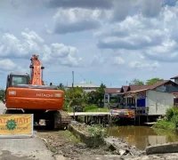 Proyek normalisasi sungai di Desa Sungai Rengas Kecamatan Sungai Kakap Kabupaten Kubu Raya.