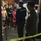 Petugas kepolisian melakukan olah TKP dugaan bunuh diri di kawasan Pontianak Timur.
