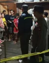 Petugas kepolisian melakukan olah TKP dugaan bunuh diri di kawasan Pontianak Timur.