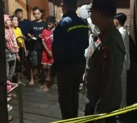 Petugas kepolisian melakukan olah TKP dugaan bunuh diri di kawasan Pontianak Timur.
