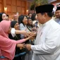 Presiden Prabowo Subianto menyapa ribuan warga saat open house Idulfitri di Istana Kepresidenan Jakarta, (21/3/2026).