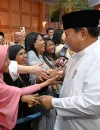Presiden Prabowo Subianto menyapa ribuan warga saat open house Idulfitri di Istana Kepresidenan Jakarta, (21/3/2026).
