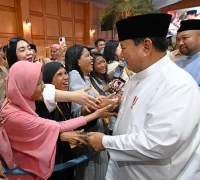 Presiden Prabowo Subianto menyapa ribuan warga saat open house Idulfitri di Istana Kepresidenan Jakarta, (21/3/2026).