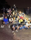Petugas Imigresen Malaysia melakukan pemeriksaan dalam operasi penertiban WNI di Bintulu. (Foto: JIM Sarawak)