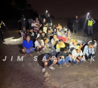 Petugas Imigresen Malaysia melakukan pemeriksaan dalam operasi penertiban WNI di Bintulu. (Foto: JIM Sarawak)