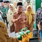 Bupati Sujiwo menyerahkan elpiji bersubsidi kepada warga saat operasi pasar di Sungai Kupah, Kabupaten Kubu Raya, (24/2/2026).