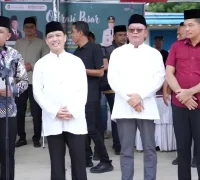 Gubernur Kalbar Ria Norsan membuka operasi pasar murah di Kabupaten Landak, Minggu (1/3/2026).