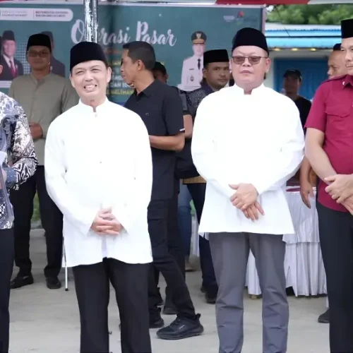 Gubernur Kalbar Ria Norsan membuka operasi pasar murah di Kabupaten Landak, Minggu (1/3/2026).