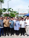 Gubernur Kalbar Ria Norsan saat membuka operasi pasar murah di Taman Silok Pendopo Bupati Kapuas Hulu, (22/2/2026).