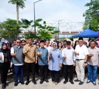Gubernur Kalbar Ria Norsan saat membuka operasi pasar murah di Taman Silok Pendopo Bupati Kapuas Hulu, (22/2/2026).