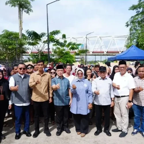 Gubernur Kalbar Ria Norsan saat membuka operasi pasar murah di Taman Silok Pendopo Bupati Kapuas Hulu, (22/2/2026).
