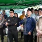 Gubernur Ria Norsan bersama Bupati Sujiwo berdialog dengan warga saat operasi pasar dan pemangkasan harga sembako Rp50 ribu di Rasau Jaya Kubu Raya, Kamis (26/2/2026).