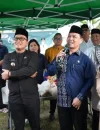 Gubernur Ria Norsan bersama Bupati Sujiwo berdialog dengan warga saat operasi pasar dan pemangkasan harga sembako Rp50 ribu di Rasau Jaya Kubu Raya, Kamis (26/2/2026).