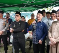 Gubernur Ria Norsan bersama Bupati Sujiwo berdialog dengan warga saat operasi pasar dan pemangkasan harga sembako Rp50 ribu di Rasau Jaya Kubu Raya, Kamis (26/2/2026).