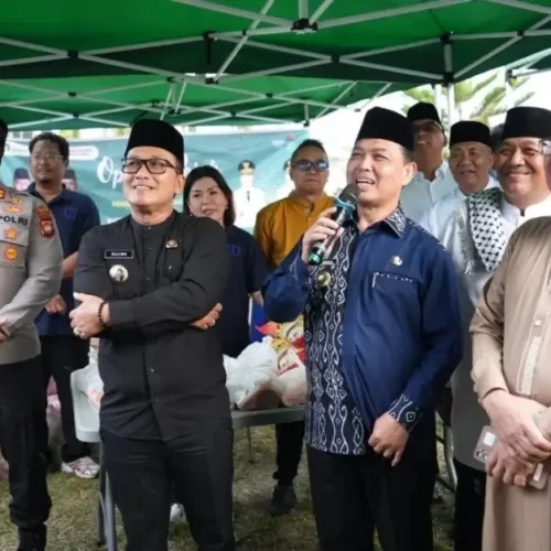 Gubernur Ria Norsan bersama Bupati Sujiwo berdialog dengan warga saat operasi pasar dan pemangkasan harga sembako Rp50 ribu di Rasau Jaya Kubu Raya, Kamis (26/2/2026).