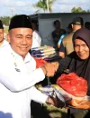 Wakil Gubernur Kalbar Krisantus Kurniawan meninjau pasar murah sembako bersubsidi di Kecamatan Tekarang, Kabupaten Sambas, (4/3/2026).