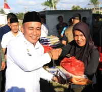Wakil Gubernur Kalbar Krisantus Kurniawan meninjau pasar murah sembako bersubsidi di Kecamatan Tekarang, Kabupaten Sambas, (4/3/2026).