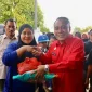 Wakil Gubernur Kalbar Krisantus Kurniawan membuka operasi pasar murah dengan paket sembako bersubsidi di Kayong Utara saat Safari Ramadan.