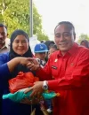 Wakil Gubernur Kalbar Krisantus Kurniawan membuka operasi pasar murah dengan paket sembako bersubsidi di Kayong Utara saat Safari Ramadan.