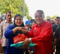 Wakil Gubernur Kalbar Krisantus Kurniawan membuka operasi pasar murah dengan paket sembako bersubsidi di Kayong Utara saat Safari Ramadan.