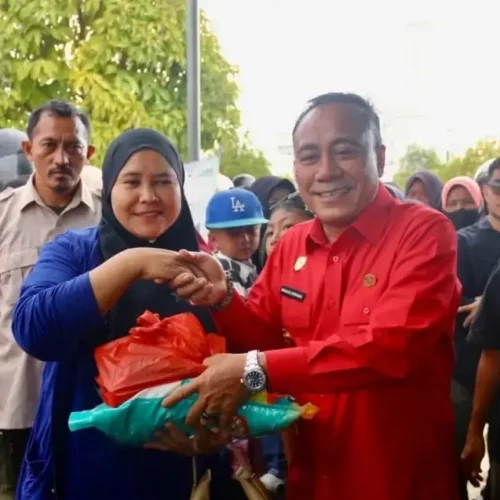 Wakil Gubernur Kalbar Krisantus Kurniawan membuka operasi pasar murah dengan paket sembako bersubsidi di Kayong Utara saat Safari Ramadan.
