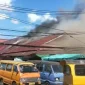 Asap hitam pekat membubung saat kebakaran melanda area terminal Pasar Puring Siantan di Pontianak Utara.