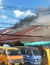 Asap hitam pekat membubung saat kebakaran melanda area terminal Pasar Puring Siantan di Pontianak Utara.