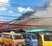 Asap hitam pekat membubung saat kebakaran melanda area terminal Pasar Puring Siantan di Pontianak Utara.