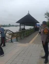 Bhabinkamtibmas Polsek Pontianak Selatan patroli jalan kaki di kawasan Waterfront Pontianak.