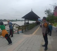 Bhabinkamtibmas Polsek Pontianak Selatan patroli jalan kaki di kawasan Waterfront Pontianak.