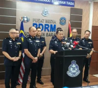 Plt Komisaris Polisi Sarawak DCP Saifullizan Ishak menyampaikan perkembangan penyelidikan kasus pelajar 16 tahun yang menyerang guru menggunakan kapak dalam konferensi pers di Markas Kontingen Polisi Sarawak, Kuching, Malaysia. (Foto: facebook.com/polissarawak)